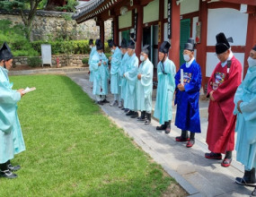 광주향교(전교 오기주)는 지난 7월29일(음력 7월1일) 오전 10시30분 대성전에서 7월 삭 분향례를 봉행했다. 무더위가 기승을 부리는 35도 날씨 이날 삭 분향례는 오기주 전교를 비롯해 박종두 시 본부회장, 곽용선 부전교, 공병철 전 성균관 부관장, 최병섭 의전수석 외 수석, 차석장의 여러분들이 참석했다.
분향례는 수석 차석장의 들이 맡아 분향관은 남진형 섭외수석, 집례는 최병섭의전수석, 찬인은 유수영 의전차석장의, 봉향은 오성수 조직수석 장의, 봉로는 전중영장의, 타고는 문석준 섭외차석장의가 맡았으며, 오기주 전교, 공병철부관장, 박종두 시본부 회장 곽용선부전교, 수석 차석장의등이 참례했다.
오기주 전교는 